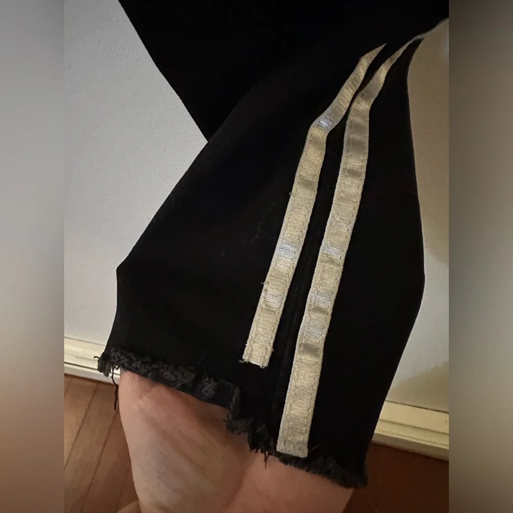 EUC- Articles of Society Black Sarah skinny jeans w/white race stripe frayed hem